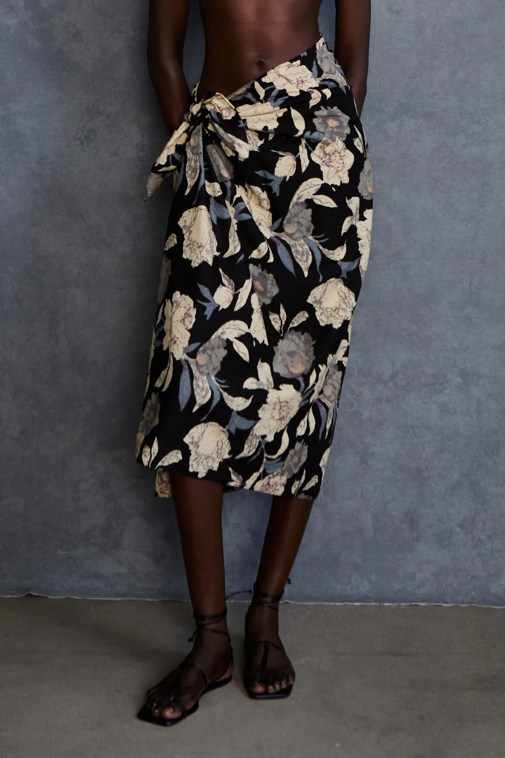 FREESIA PRINTED SARONG BLACK