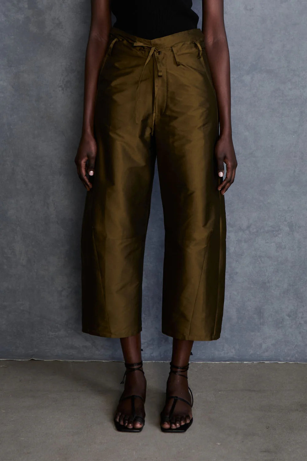 TECHNO TAFFETA BARREL PANT OLIVE